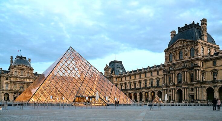 Louvre museum in the evening, as soon as the lights turn on
