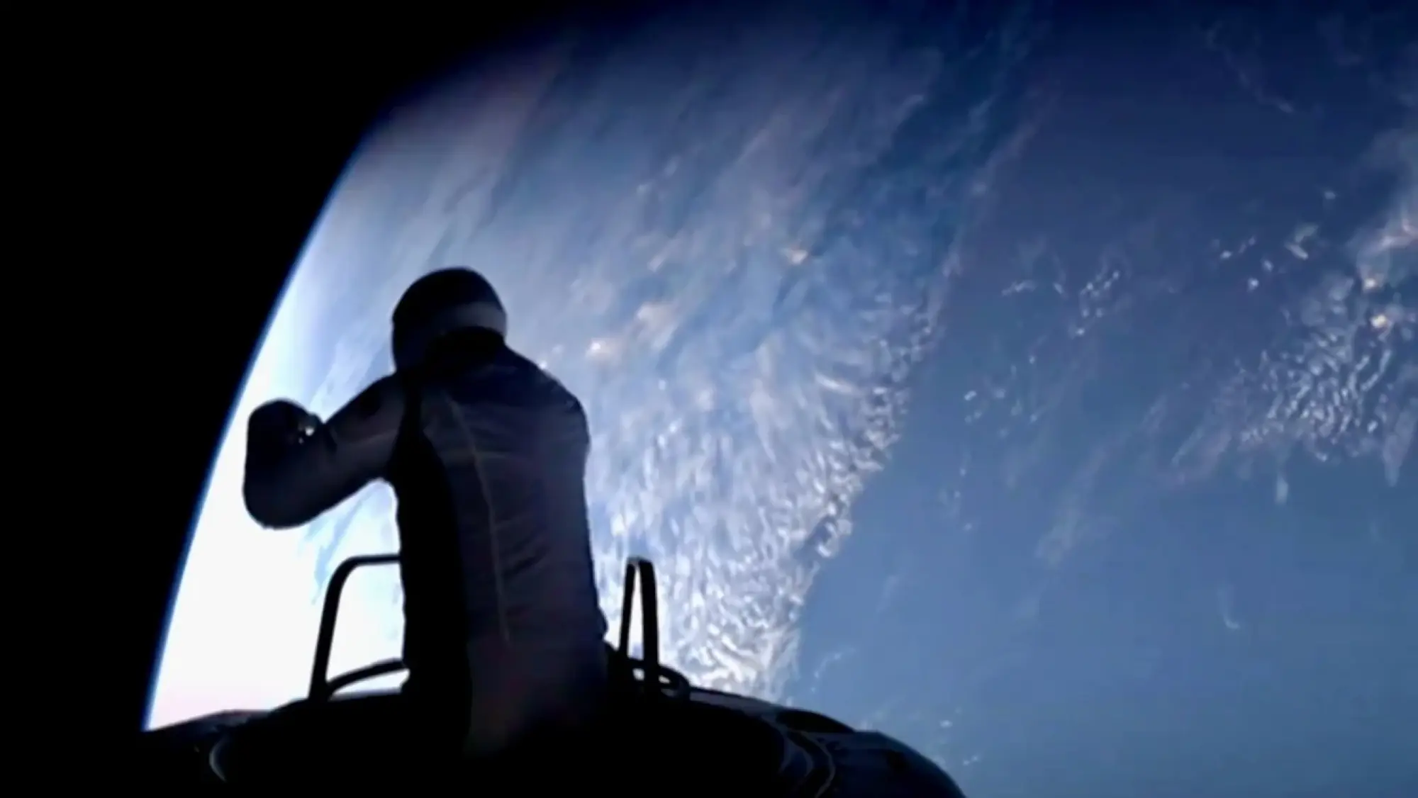 Jared Isaacman saca su torso de una nave espacial