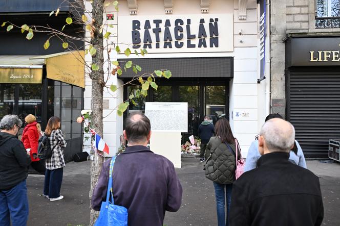 Outside the Bataclan concert hall in Paris, during the 10<sup>Th</sup> El 13 de noviembre de 2025 es el aniversario de los ataques terroristas del 13 de noviembre.» srcset=» https://img.lemde.fr/2025/11/13/0/0/7931/5288/320/0/75/0/1a0eb0b_ftp-import-images-1 -hh6cricmkyww-2ecba2b5e6304846beb78d9ad704b8d0-0-577b42deede24c42af491198fcd449e2.jpg 320W, https://img.lemde.fr/2025/11/13/0/0/7931/5288/556/0/75/0/1a0eb0b_ftp-import-images-1 -hh6cricmkyww-2ecba2b5e6304846beb78d9ad704b8d0-0-577b42deede24c42af491198fcd449e2.jpg 556w, https://img.lemde.fr/2025/11/13/0/0/7931/5288/640/0/75/0/1a0eb0b_ftp-import-images-1 -hh6cricmkyww-2ecba2b5e6304846beb78d9ad704b8d0-0-577b42deede24c42af491198fcd449e2.jpg 640W, https://img.lemde.fr/2025/11/13/0/0/7931/5288/664/0/75/0/1a0eb0b_ftp-import-images-1 -hh6cricmkyww-2ecba2b5e6304846beb78d9ad704b8d0-0-577b42deede24c42af491198fcd449e2.jpg 664w, https://img.lemde.fr/2025/11/13/0/0/7931/5288/960/0/75/0/1a0eb0b_ftp-import-images-1 -hh6cricmkyww-2ecba2b5e6304846beb78d9ad704b8d0-0-577b42deede24c42af491198fcd449e2.jpg 960W, https://img.lemde.fr/2025/11/13/0/0/7931/5288/1112/0/75/0/1a0eb0b_ftp-import-images-1 -hh6cricmkyww-2ecba2b5e6304846beb78d9ad704b8d0-0-577b42deede24c42af491198fcd449e2.jpg 1112w, https://img.lemde.fr/2025/11/13/0/0/7931/5288/1328/0/75/0/1a0eb0b_ftp-import-images-1 -hh6cricmkyww-2ecba2b5e6304846beb78d9ad704b8d0-0-577b42deede24c42af491198fcd449e2.jpg 1328w, https://img.lemde.fr/2025/11/13/0/0/7931/5288/1668/0/75/0/1a0eb0b_ftp-import-images-1 -hh6cricmkyww-2ecba2b5e6304846beb78d9ad704b8d0-0-577b42deede24c42af491198fcd449e2.jpg 1668w, https://img.lemde.fr/2025/11/13/0/0/7931/5288/1992/0/75/0/1a0eb0b_ftp-import-images-1 -hh6cricmkyww-2ecba2b5e6304846beb78d9ad704b8d0-0-577b42deede24c42af491198fcd449e2.jpg 1992 Wa, https://img.lemde.fr/2025/11/13/0/0/7931/5288/2301/0/75/0/1a0eb0b_ftp-import-images-1 -hh6cricmkyww-2ecba2b5e6304846beb78d9ad704b8d0-0-577b42deede24c42af491198fcd449e2.jpg 2301w, «sizes=»(ancho mínimo: 1024px) 556px, (ancho mínimo: 768px) 664px 100vw» ancho=»664″ alto=»443″/> </picture> <noscript> <img decoding=