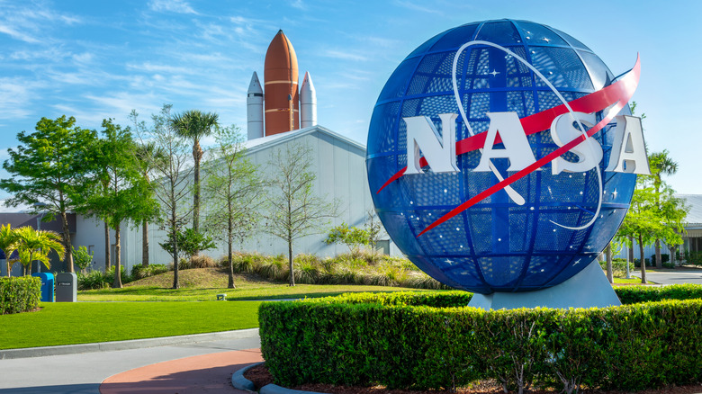 Un globo terráqueo con el logo de la NASA en el Centro Espacial Kennedy en Florida