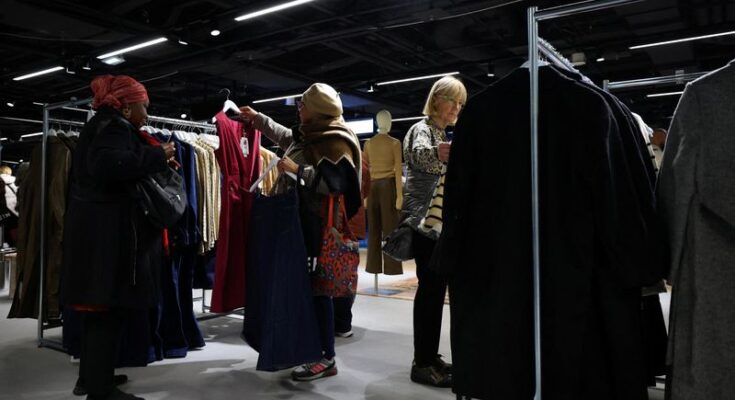 La apertura de Sheen en toda Francia se retrasó después de que los compradores se opusieran a los precios de la tienda de París.