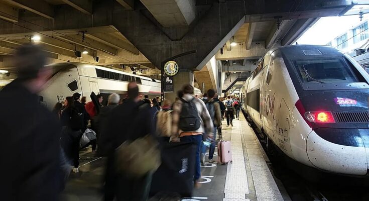 La policía de París hirió a un hombre con un cuchillo en la estación de tren de Montparnasse, dice el fiscal