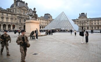 La policía francesa arrestó a un hombre en relación con el robo de las joyas de la corona del Museo del Louvre.