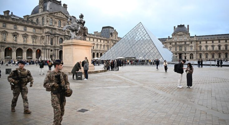 La policía francesa arrestó a un hombre en relación con el robo de las joyas de la corona del Museo del Louvre.
