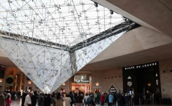 París, debilitada por la seguridad, aumenta los precios a los turistas para financiar las renovaciones del Louvre