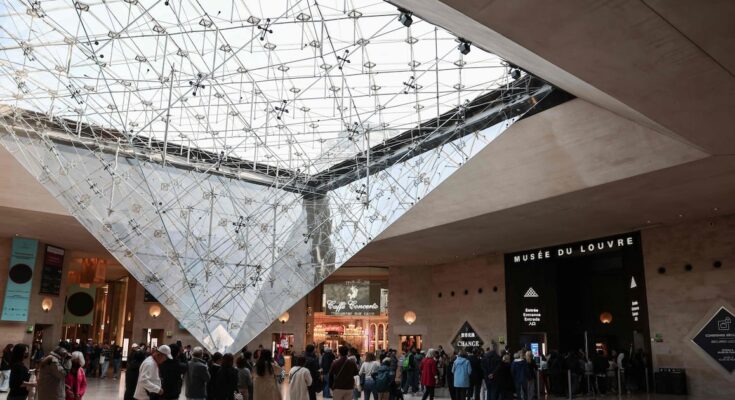 París, debilitada por la seguridad, aumenta los precios a los turistas para financiar las renovaciones del Louvre