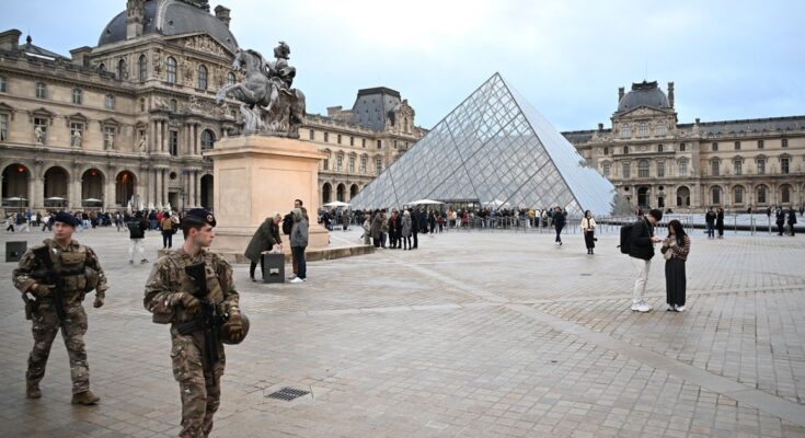 Se cree que un hombre arrestado es el cuarto miembro de una banda de atracadores del Louvre, dice el fiscal de París :: WRAL.com
