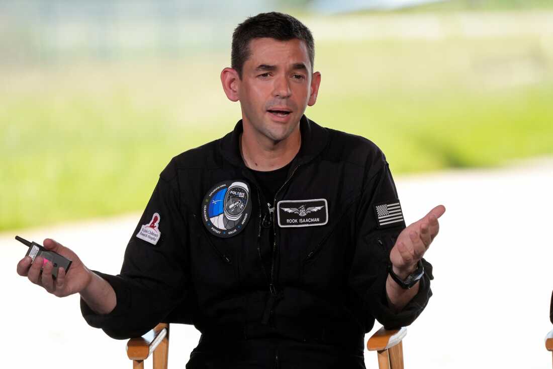 ARCHIVO - El comandante Jared Isaacman habla en una conferencia de prensa después de llegar al Centro Espacial Kennedy el 19 de agosto de 2024.