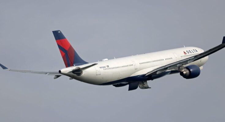 Un vuelo de Delta procedente de París da un giro de 180 grados en el aire después de 20 minutos
