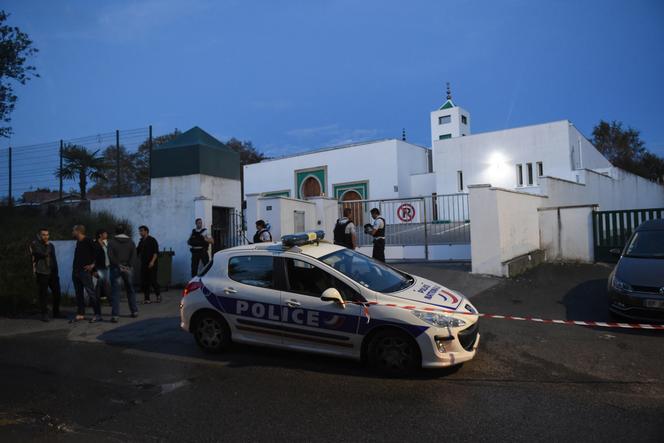 Frente a una mezquita en Bayona, sur de Francia, el 28 de octubre de 2019.