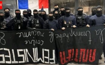 Policía francesa bajo fuego: se burlan de pancarta feminista; La policía de París ha iniciado una investigación.