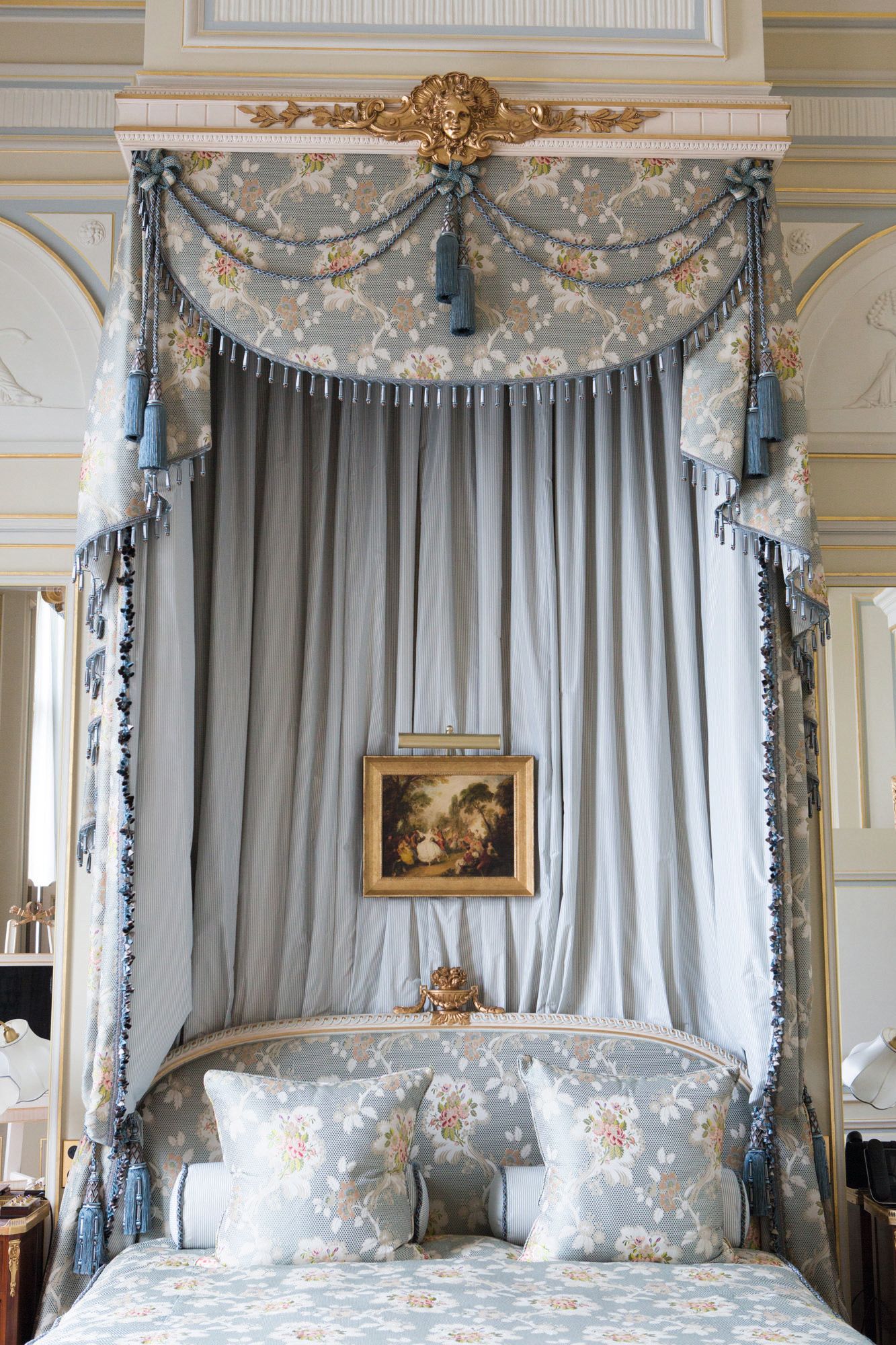 La imagen puede contener contenido muebles interior cama dormitorio habitación cama con dosel arte y pintura