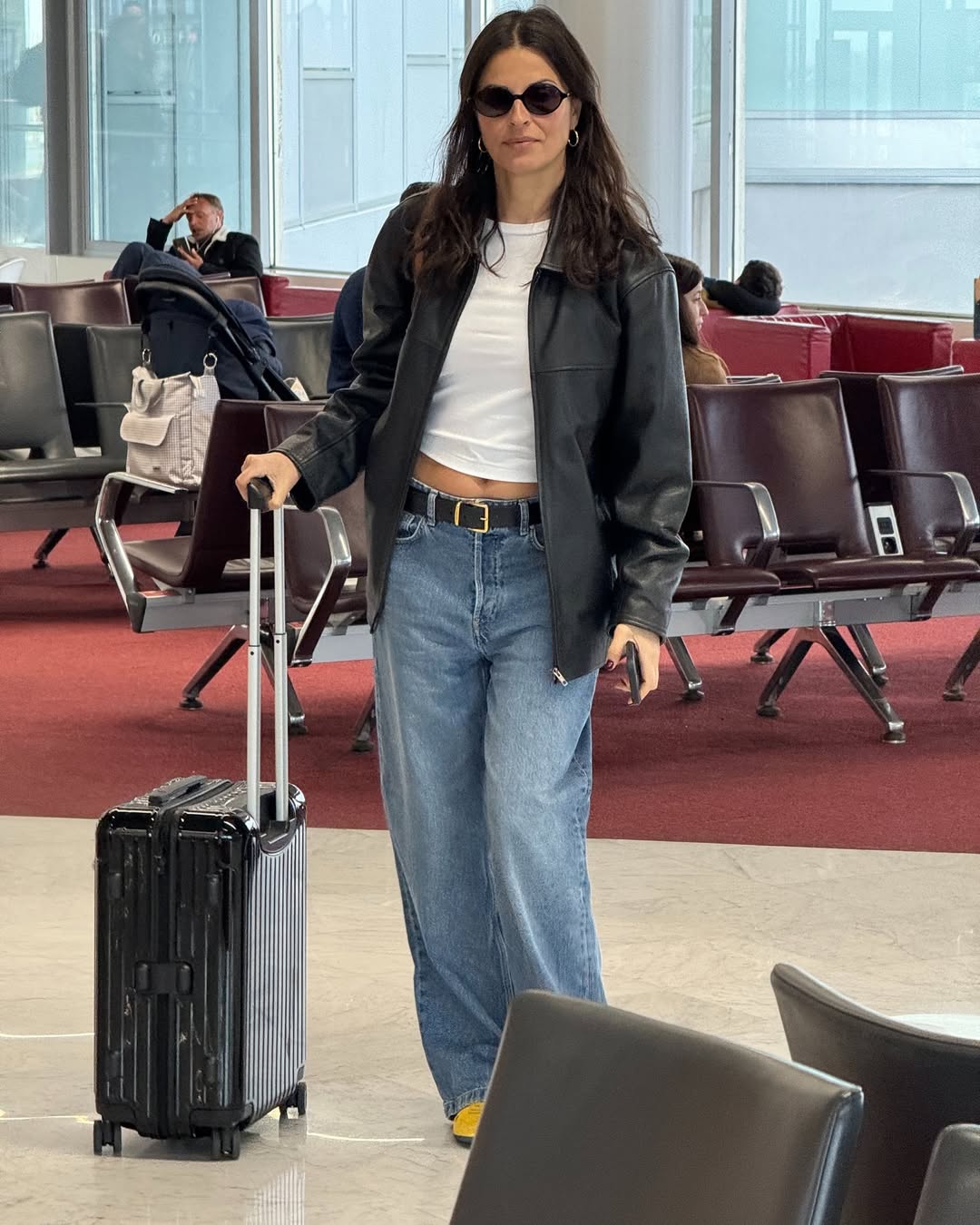 Elisabeth Bento lleva unos vaqueros anchos de talle medio en el aeropuerto de París.