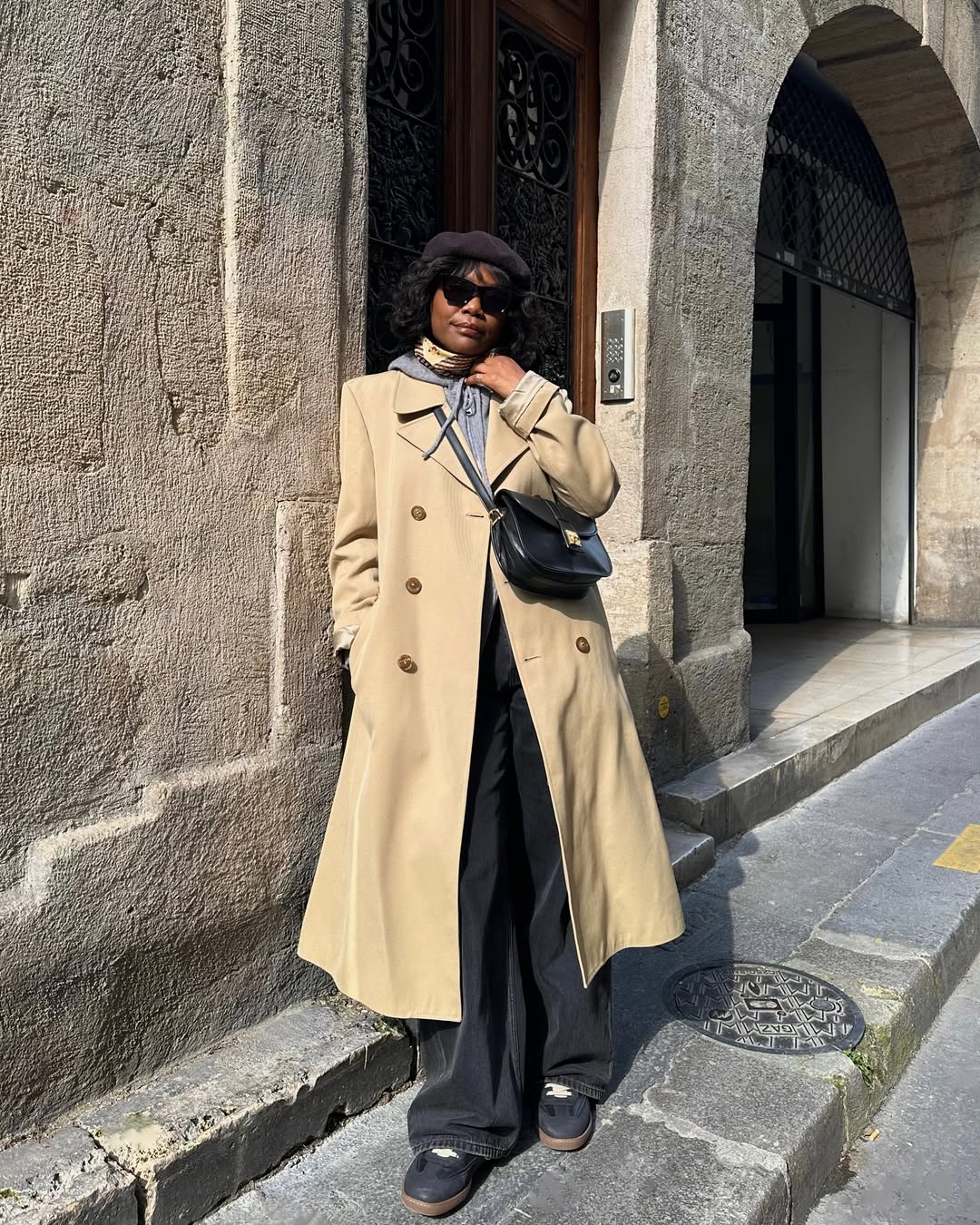 Fran Fine con un bolso bandolera en París.