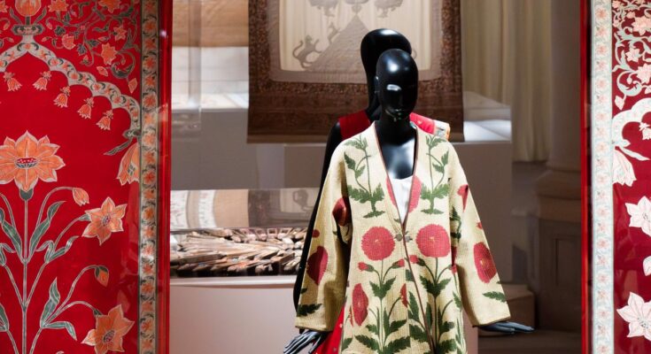 Christian Louboutin nos lleva al interior de la nueva exposición de París, "Textile Matters: Stories Woven Between India and France".