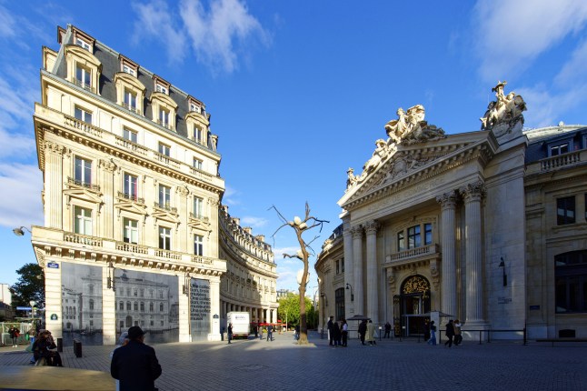 Imagen de la calle del distrito Chatelet-les-Halls en el centro de París que muestra edificios blancos y un cielo azul
