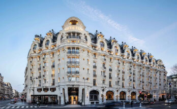 Este histórico hotel palacio en París tiene una piscina cubierta y suites con vistas panorámicas a la Torre Eiffel: así es lo que es hospedarse aquí