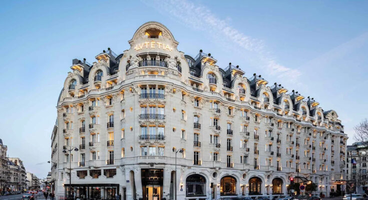 Este histórico hotel palacio en París tiene una piscina cubierta y suites con vistas panorámicas a la Torre Eiffel: así es lo que es hospedarse aquí