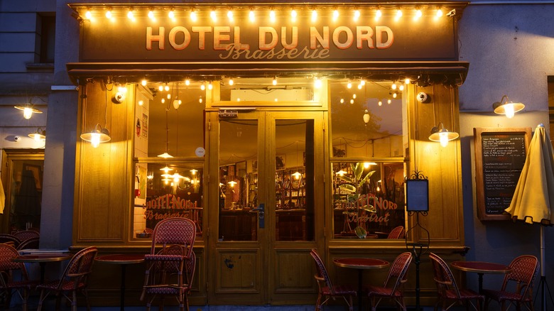 Hotel du Nord Brasserie en el distrito 19. Por la noche