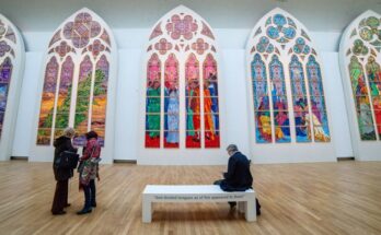 Pese a la polémica, los diseños de las nuevas ventanas de Notre Dame se exponen en París