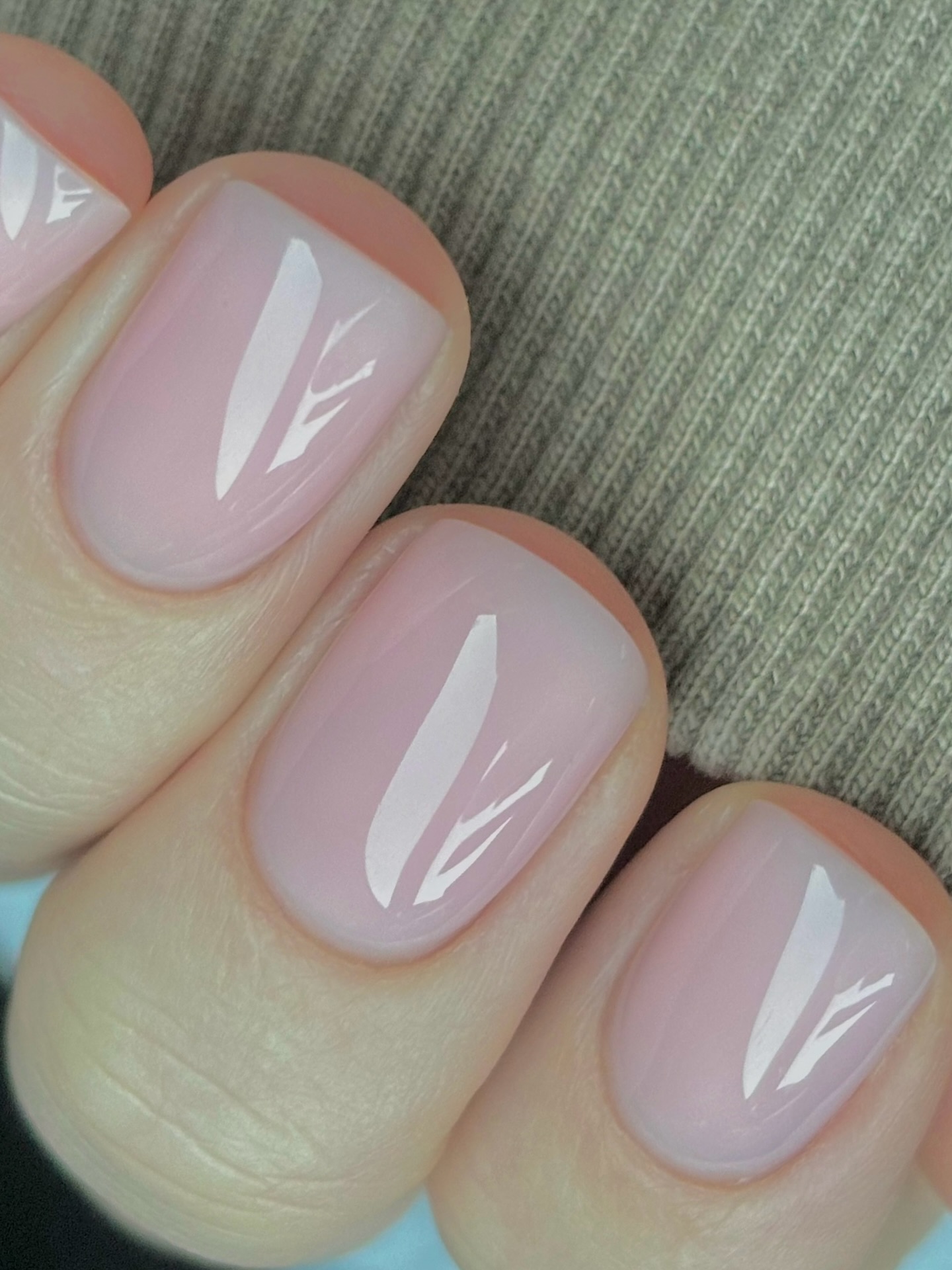 Primer plano de uñas perfectamente rosadas de Harriet Westmoreland