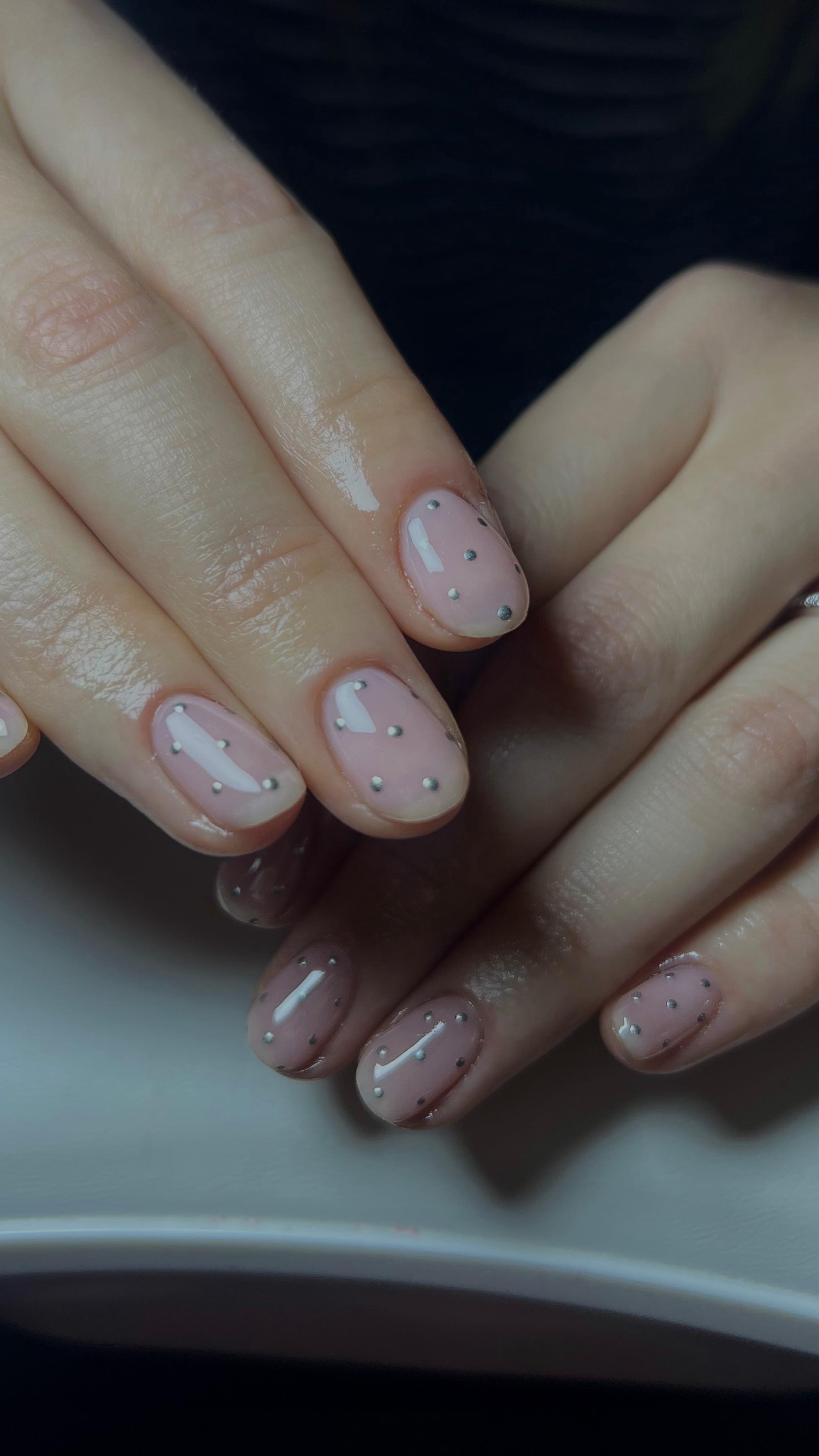 Manicura completa de lunares rosas y plateados de @bambinailss