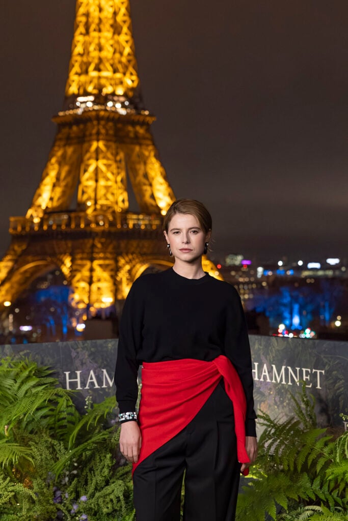 Jessie Buckley, Jessie Buckley Chanel, Chanel Pre-Fall 2026, Photocall De Hamnett Paris, Película Hamnett, Alfombra Roja De Jessie Buckley, Look De Bufanda Roja De Chanel, Pantalones Chanel, Estilo De Celebridad, Moda Photocall De París