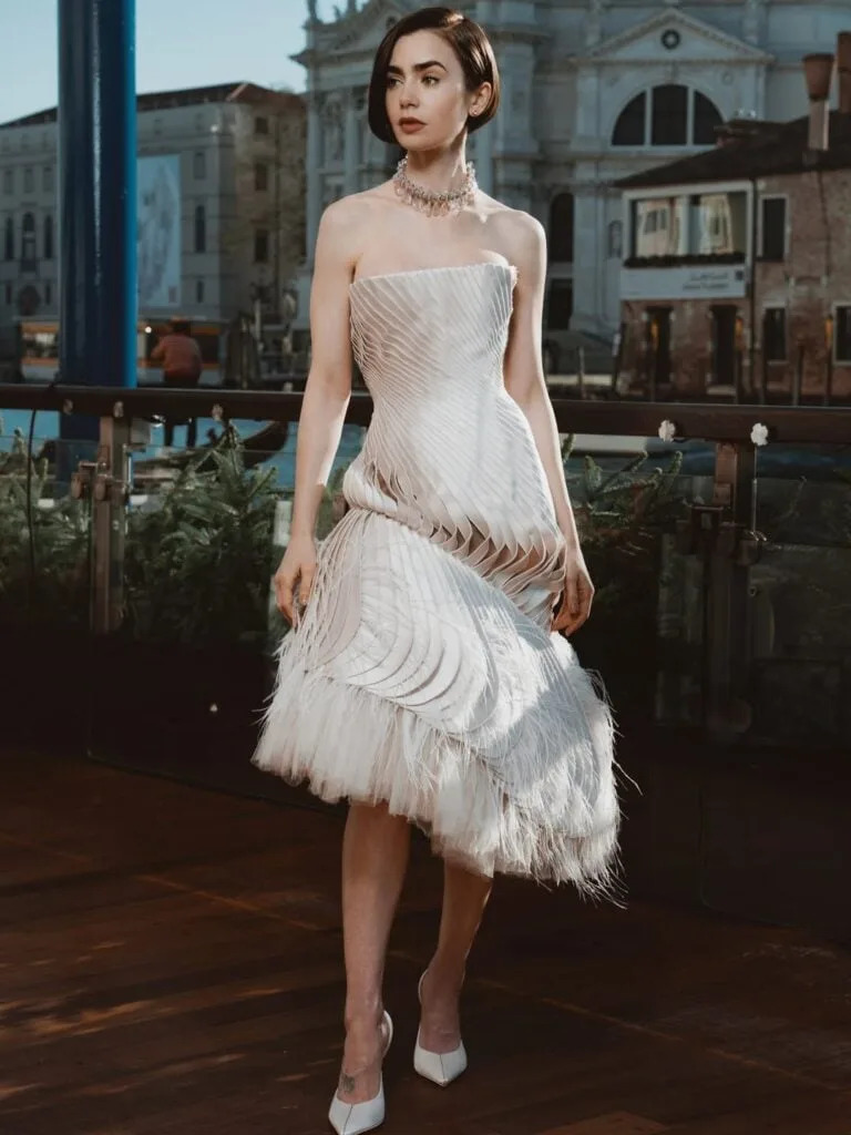 Lily Collins Venecia, Lily Collins Schiaparelli Primavera 2025 Alta Costura, Schiaparelli Couture Venecia, París Temporada 5 Emily en Venecia, Vestido de plumas de avestruz de Lily Collins, Vestido de cintas Schiaparelli Couture, Joyas Lily Collins Cartier, Fotos de Venecia Joyas, Moda de Venecia Cintas Schiaparelli Primavera 2025, Daniel Rosebery Couture