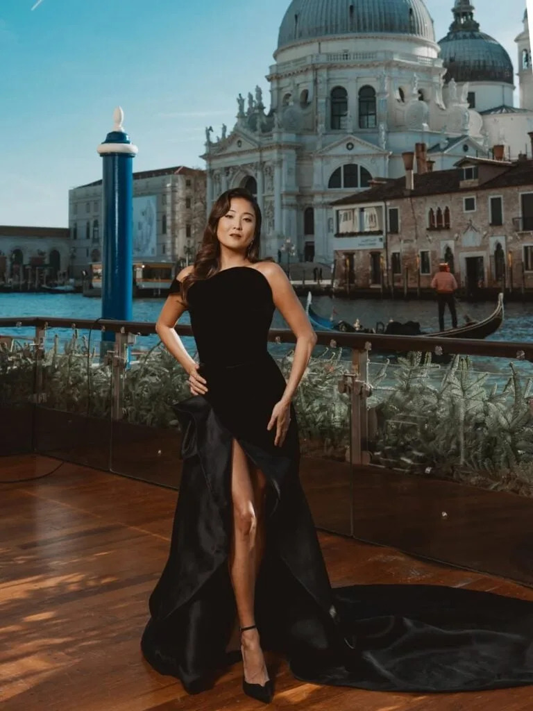 Ashley Park Venecia, Ashley Park Antonio Grimaldi Otoño 2025 Alta Costura, Antonio Grimaldi Couture Venecia, París Temporada 5 Emily en Venecia, Vestido negro de Ashley Park, Vestido Antonio Grimaldi Otoño 2025, Moda Photocall de Venecia, Celebridades Parkute Venecia, Venecia 20 Couture Venecia