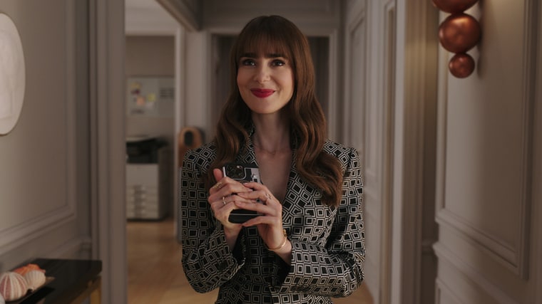 Lily Collins viste 