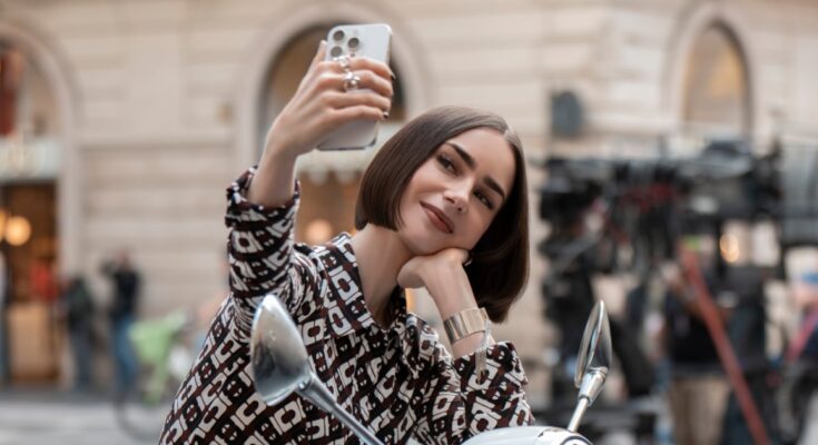 Por qué Emily tiene a Bob en la quinta temporada de 'Emily in Paris' según Lily Collins