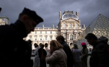 Los trabajadores del Louvre hacen huelga en otro golpe al museo de París