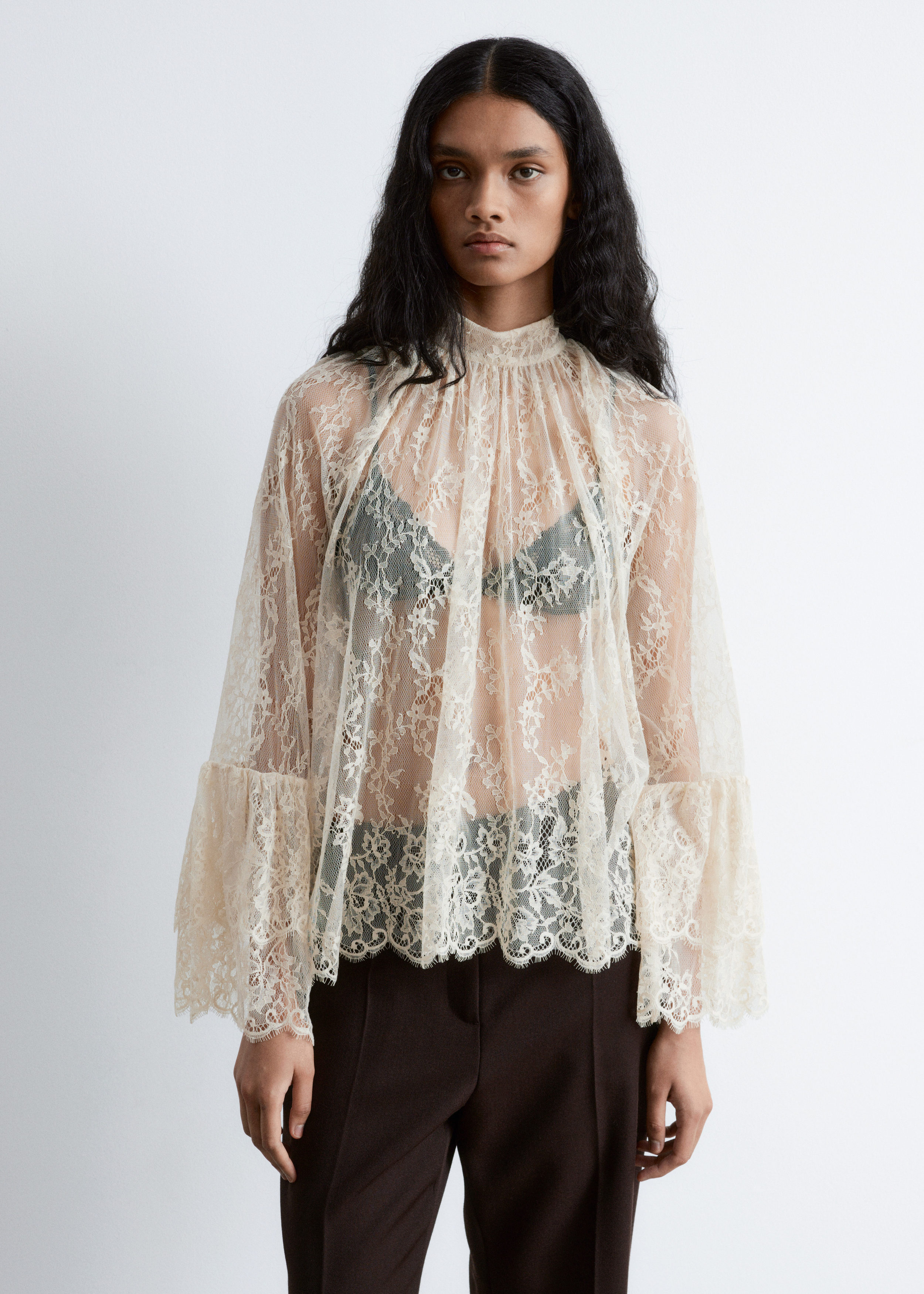 Una blusa de encaje con volantes