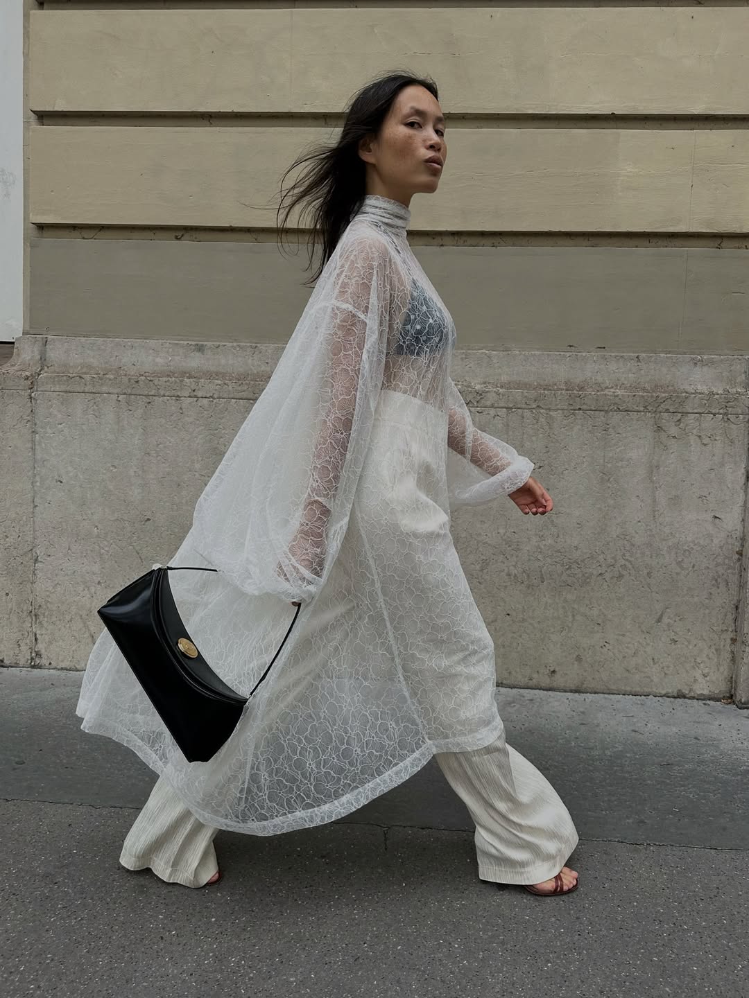 Anne-Victoire Lefebvre lleva un vestido completamente blanco