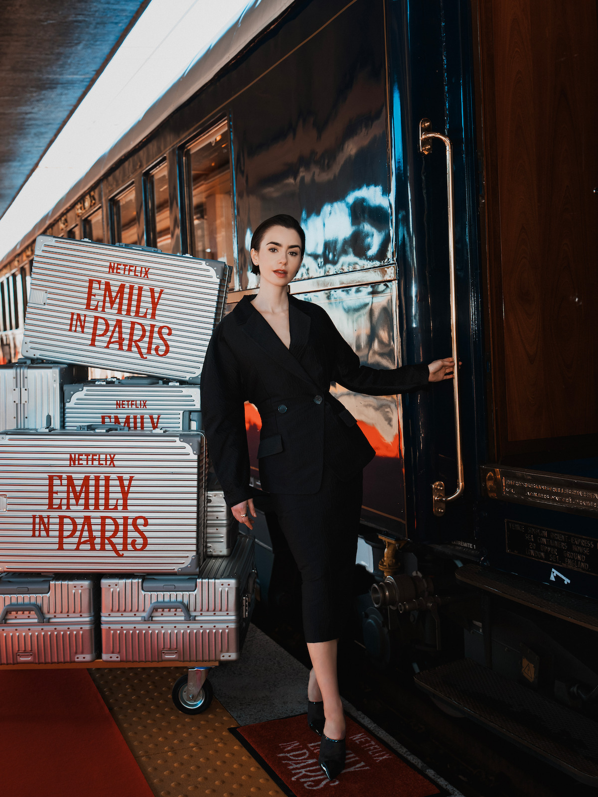 Lily Collins en la experiencia en tren de la quinta temporada de 'Emily in Paris'.