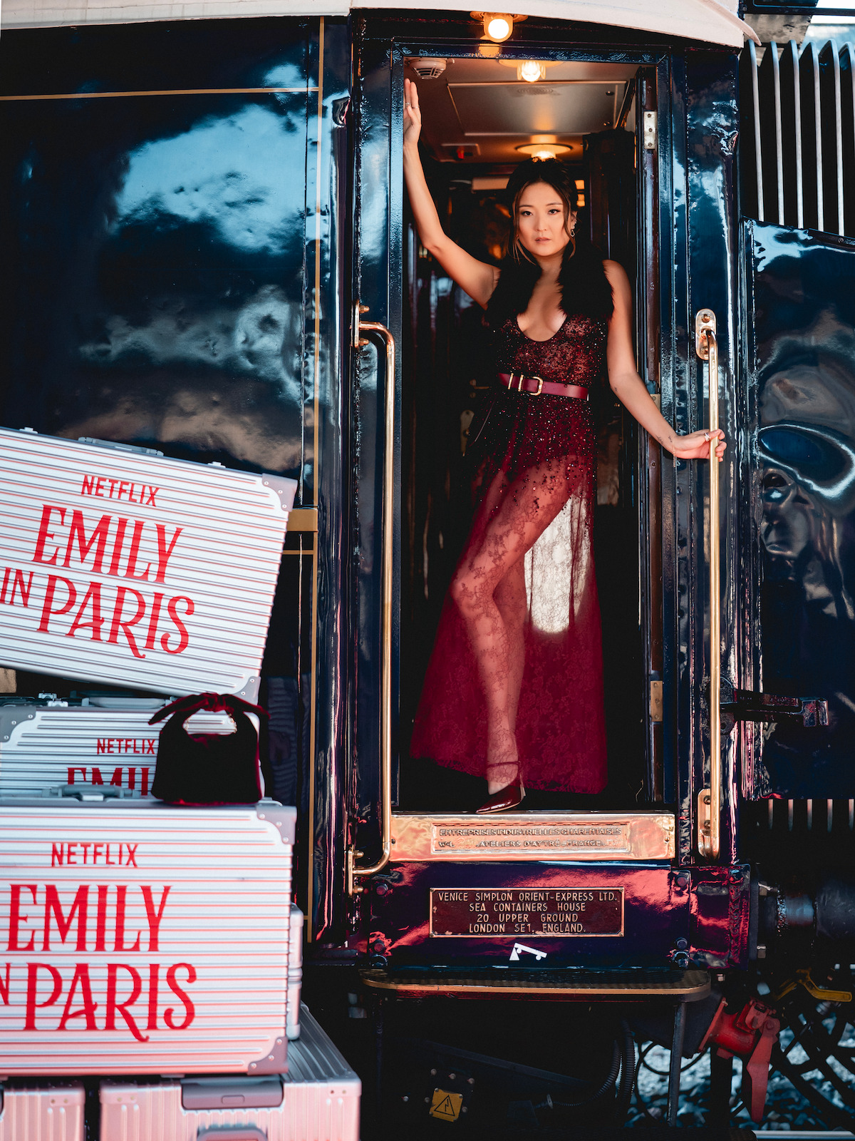 Ashley Park en la experiencia en tren de la quinta temporada de 'Emily in Paris'.