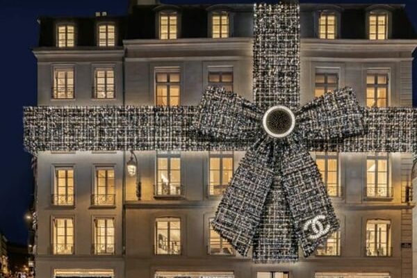 Chanel envuelve su buque insignia de París como un regalo de Navidad