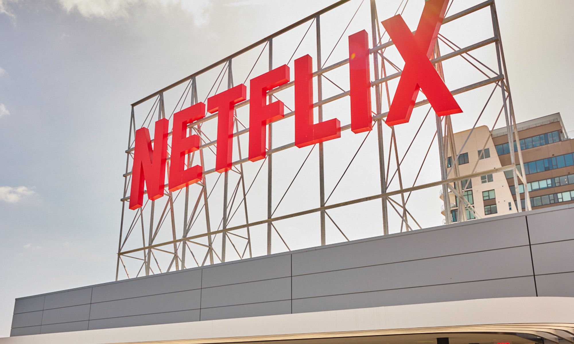 El cartel de Netflix en lo alto del edificio.