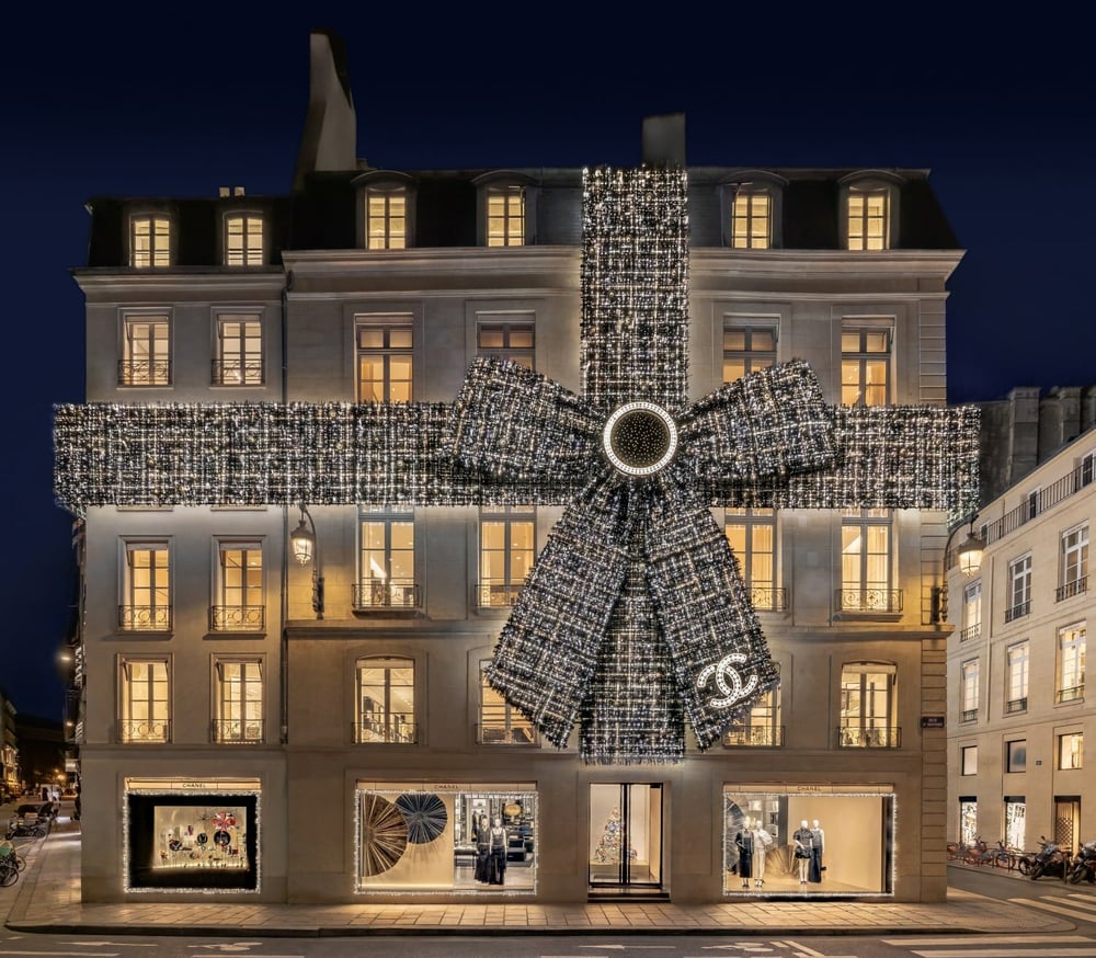 Tienda Chanel's 19, rue Cambon, iluminada por la noche