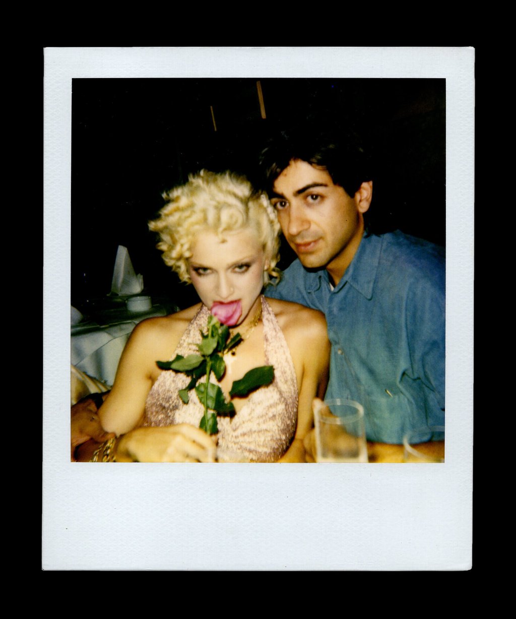 La cantante Madonna y el director de cine y escritor armenio-estadounidense Alec Keshishian aparecen en Dave. Foto de : Tai 
