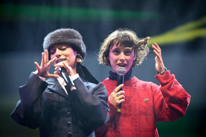 El músico palestino-canadiense Nemahsis (izquierda) y la cantante francesa Pomme en el escenario del Zenith de Paris el 9 de diciembre de 2025.