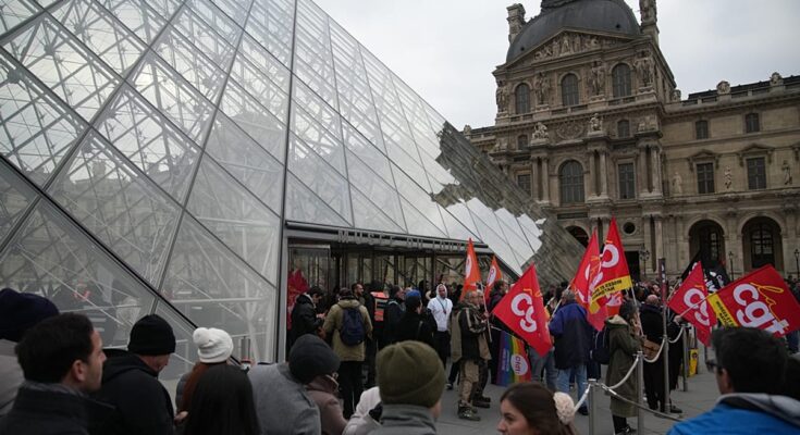 El museo del Louvre de París permanece parcialmente abierto mientras continúa la huelga por las condiciones laborales