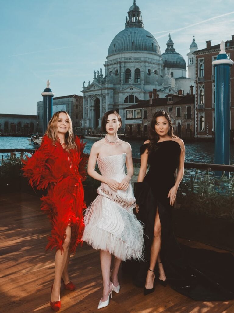 Lily Collins Venecia, París Temporada 5 Emily en Venecia, Schiaparelli Primavera 2025 Alta Costura, Philippine Leroy Beaulieu Ferragamo Otoño 2025, Ashley Park Antonio Grimaldi Otoño 2025 Alta Costura, Venecia Photocall, Moda Parisparelli, Emily Ko, Schia Feasley Antonio Grimaldi Couture, Estilo de celebridad Venecia, Alfombra roja Venecia, Google News Moda, Google Discover Fashion