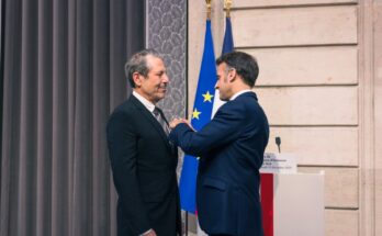 Emmanuel Macron rinde homenaje al creador de 'Emily in Paris', Darren Starr