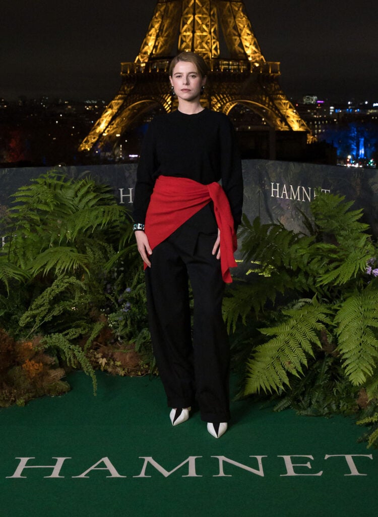 Jessie Buckley viste Chanel en el estreno de 'Hamnet' en París, Jessie Buckley, Jessie Buckley Chanel, Chanel Pre-Fall 2026, sesión fotográfica de Hamnett Paris, película Hamnett, alfombra roja de Jessie Buckley, look de bufanda roja de Chanel, pantalones de moda de Chanel Paris