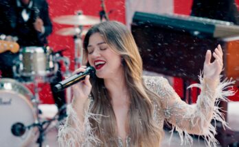 Kelly Clarkson abre Netflix NFL Christmas 'Under the Tree'
