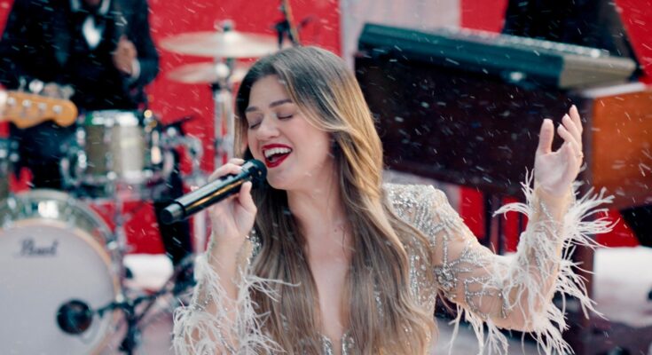 Kelly Clarkson abre Netflix NFL Christmas 'Under the Tree'