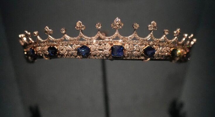 La Exposición Real de Joyería de París se inaugura a la sombra del atraco del Louvre