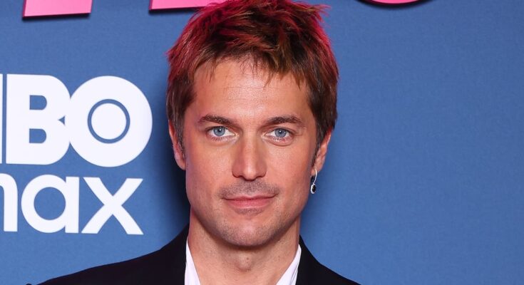 La estrella de 'Emily in Paris', Lucas Bravo, critica a los fans por 'objetivizarlos'