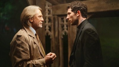 Daniel Craig y Josh O'Connor en Wake Up Dead Man